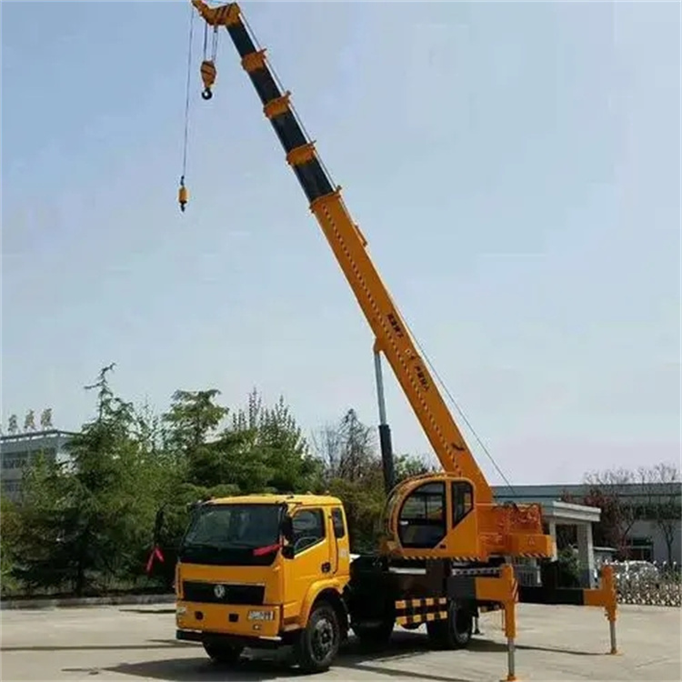 番禺钢筋笼入孔时,由吊车采用单点起吊